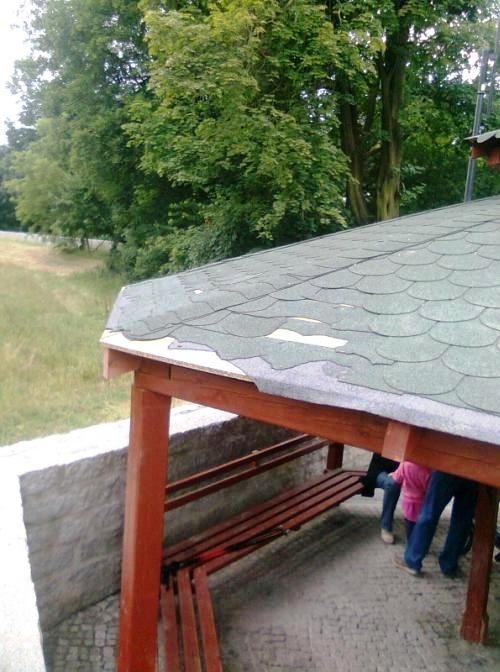 Wandale zdarli dach altany  na nadkaczawskim bulwarze